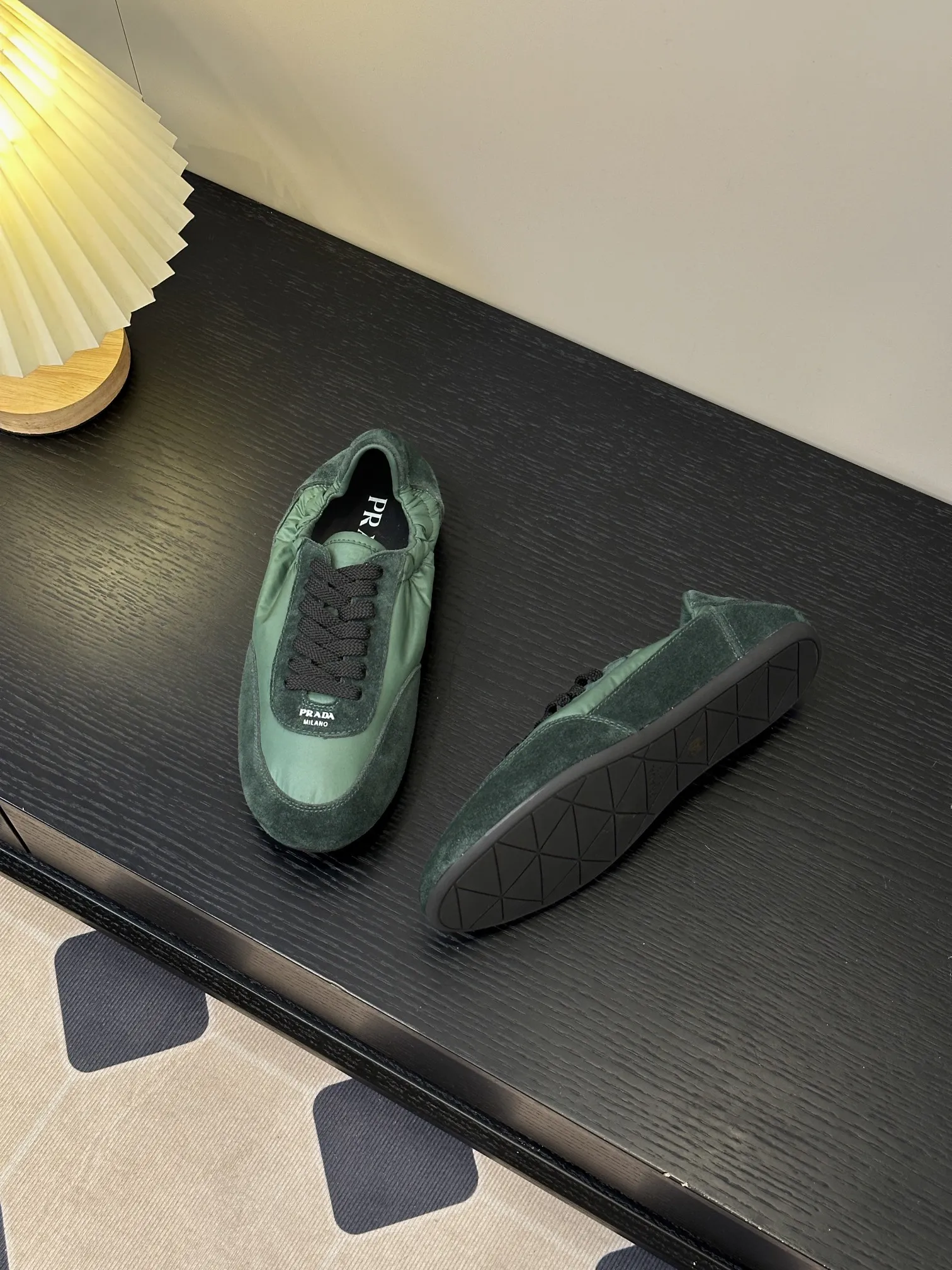 👟👟Ex-factory price 420👟👟 💠𝐏𝐑𝐀𝐃𝐀#Prada catwalk style lightweight thin-soled new moral training shoes casual shoes💠 outsole molded TPU❣️not made of rubber! The suede upper is textured, and the inner sheepskin is wrapped, which is soft and waxy. The insole is thickened with lambskin, which is extremely comfortable to step on, has a sense of support, and feels well wrapped. The shoe shape is full of wrapping, light, easy to wear, and practical. It is a casual shoe that makes you taller and longer legs! White is clean and refreshing, needed all year round, and can be easily worn with skirts and trousers. Upper: imported suede/original molded fabric. Lining: sheepskin. Outsole: TPU outsole! Different from cheap rubber soles on the market! Code number: 35-40 (40 customized)